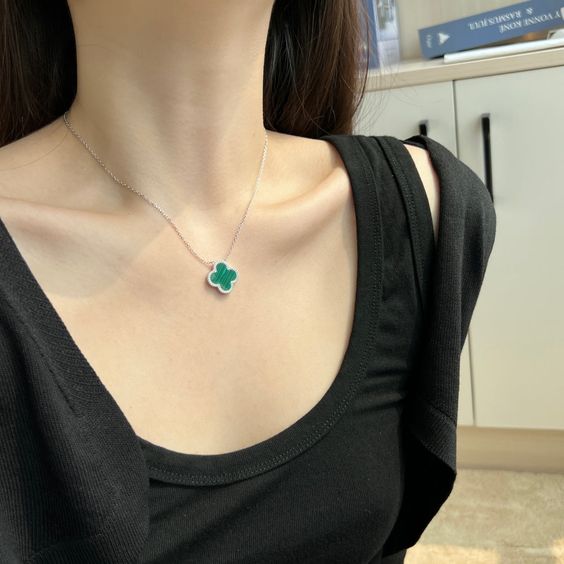 LAVISH CLOVER NECKLACE - GREEN